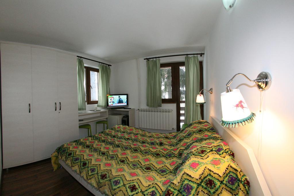 La Buni Buşteni Camera foto